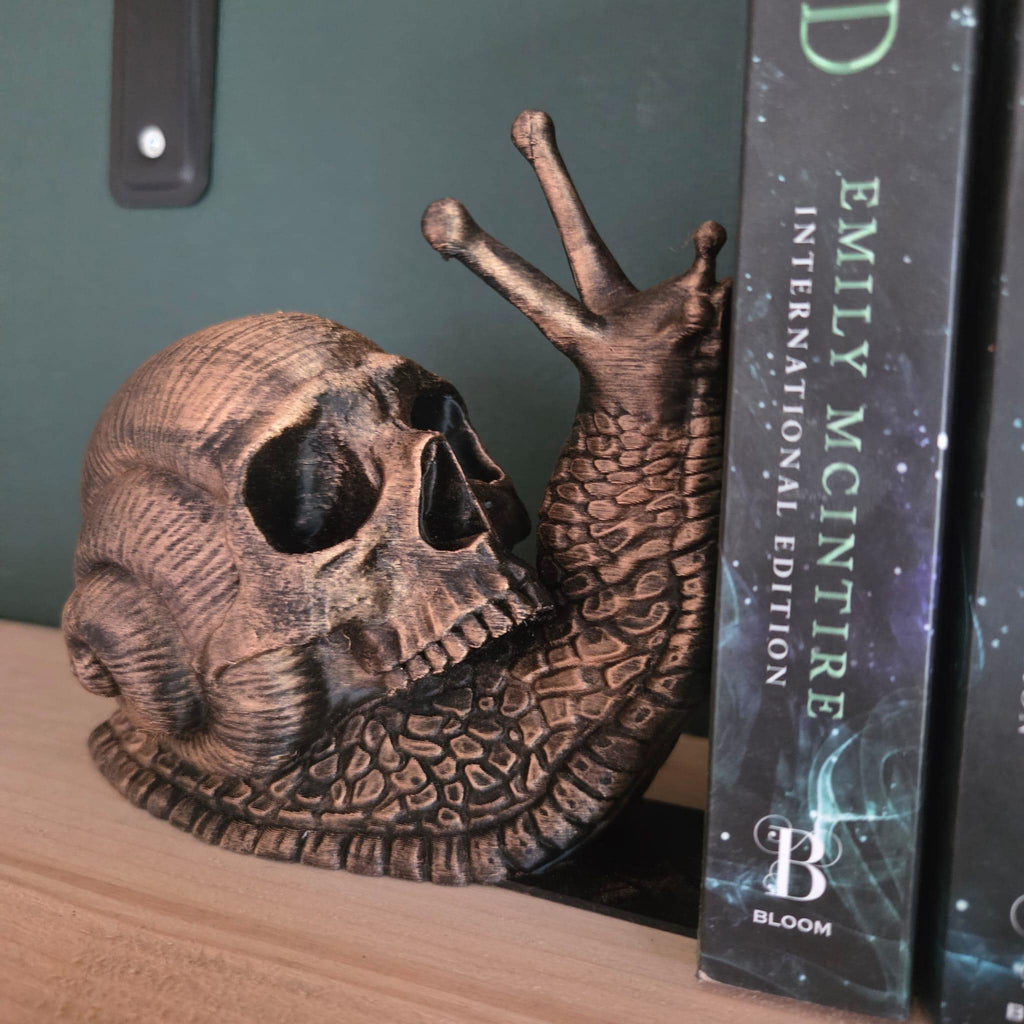 Skull Snail book ends – Gothic Bookshelf Decor – Dark Fantasy Skull Sculpture – Creepy Home Decor – Gothic Gift