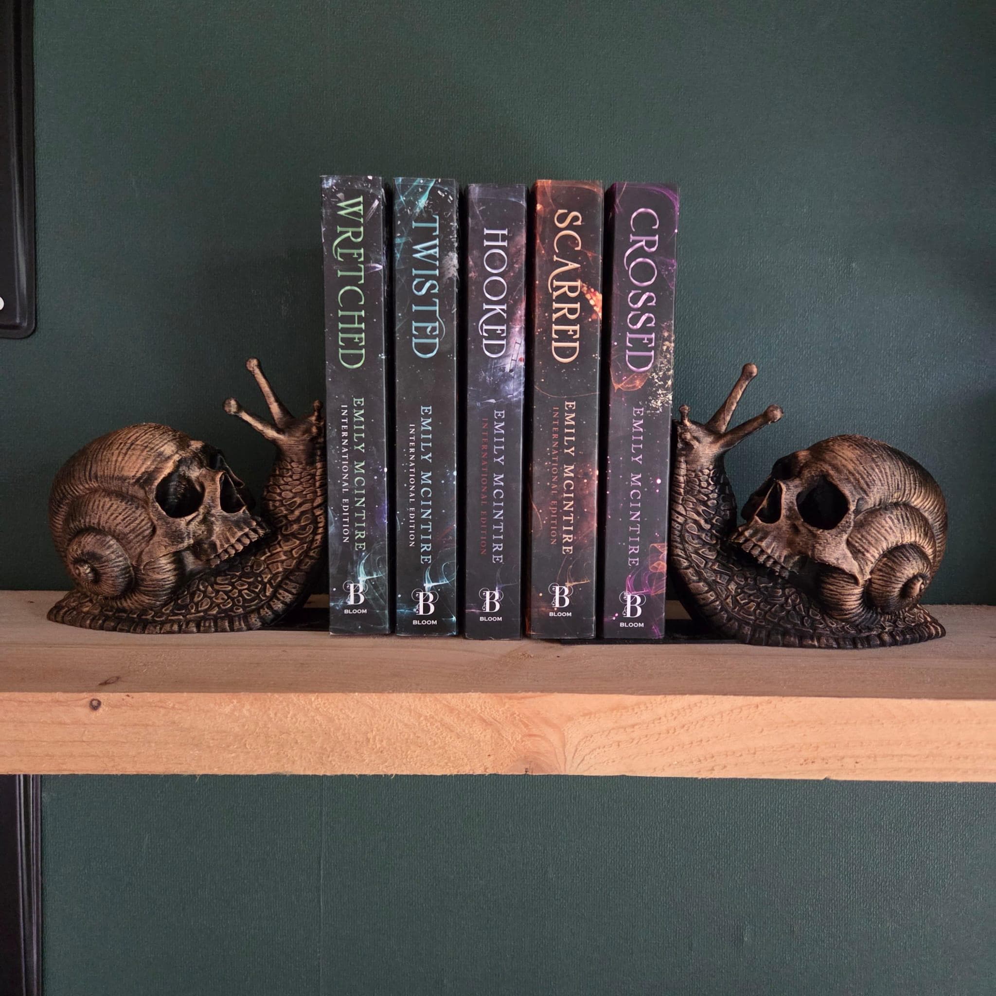 Skull Snail book ends – Gothic Bookshelf Decor – Dark Fantasy Skull Sculpture – Creepy Home Decor – Gothic Gift