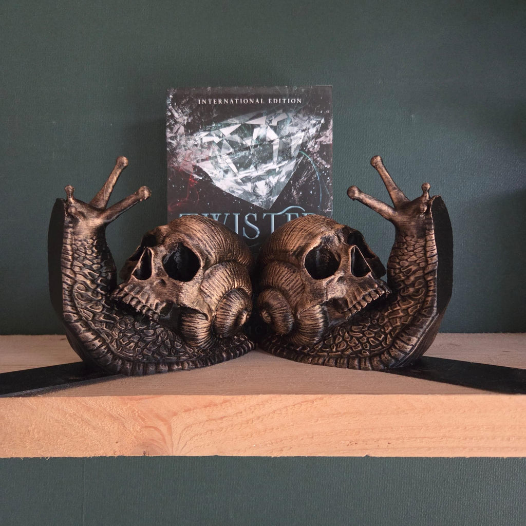 Skull Snail book ends – Gothic Bookshelf Decor – Dark Fantasy Skull Sculpture – Creepy Home Decor – Gothic Gift