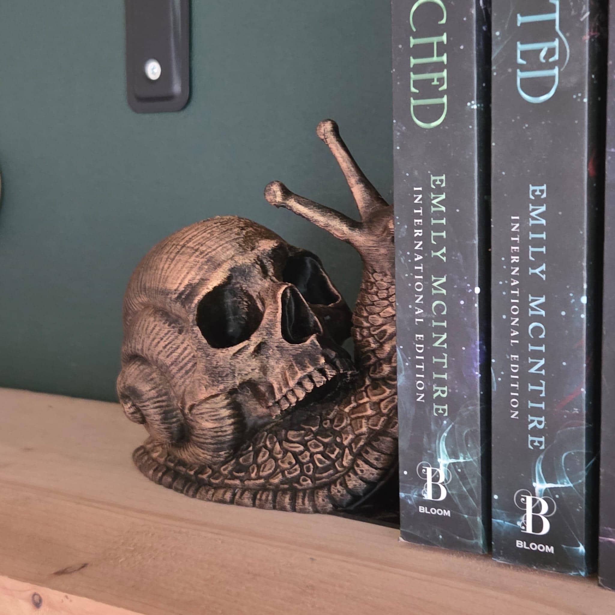 Skull Snail book ends – Gothic Bookshelf Decor – Dark Fantasy Skull Sculpture – Creepy Home Decor – Gothic Gift