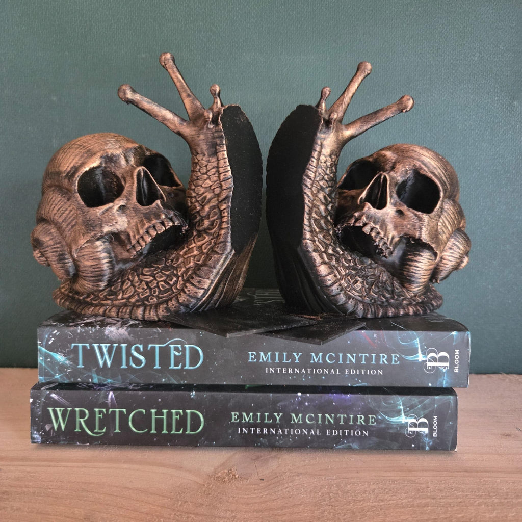 Skull Snail book ends – Gothic Bookshelf Decor – Dark Fantasy Skull Sculpture – Creepy Home Decor – Gothic Gift