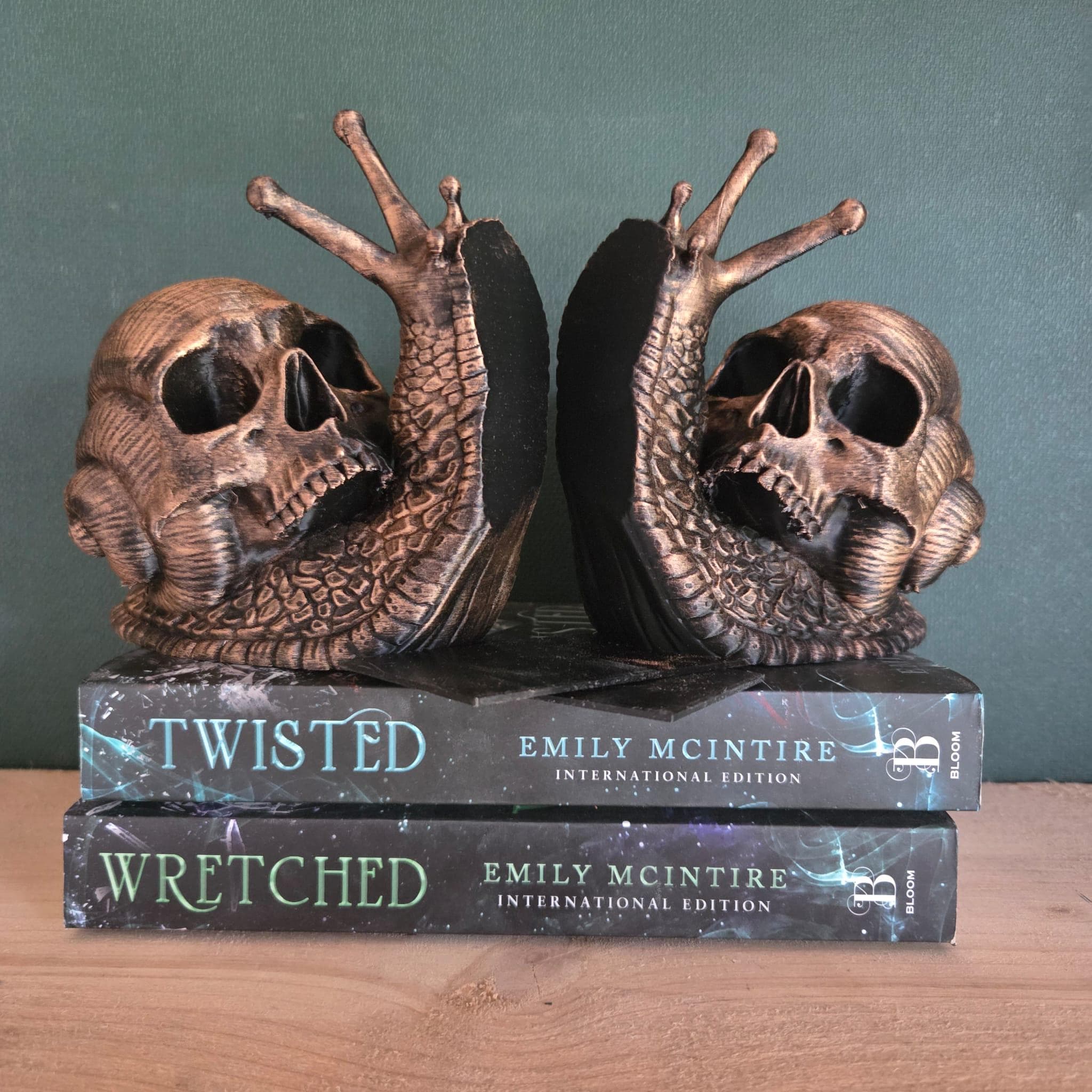 Skull Snail book ends – Gothic Bookshelf Decor – Dark Fantasy Skull Sculpture – Creepy Home Decor – Gothic Gift