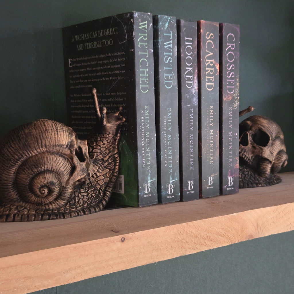 Skull Snail book ends – Gothic Bookshelf Decor – Dark Fantasy Skull Sculpture – Creepy Home Decor – Gothic Gift