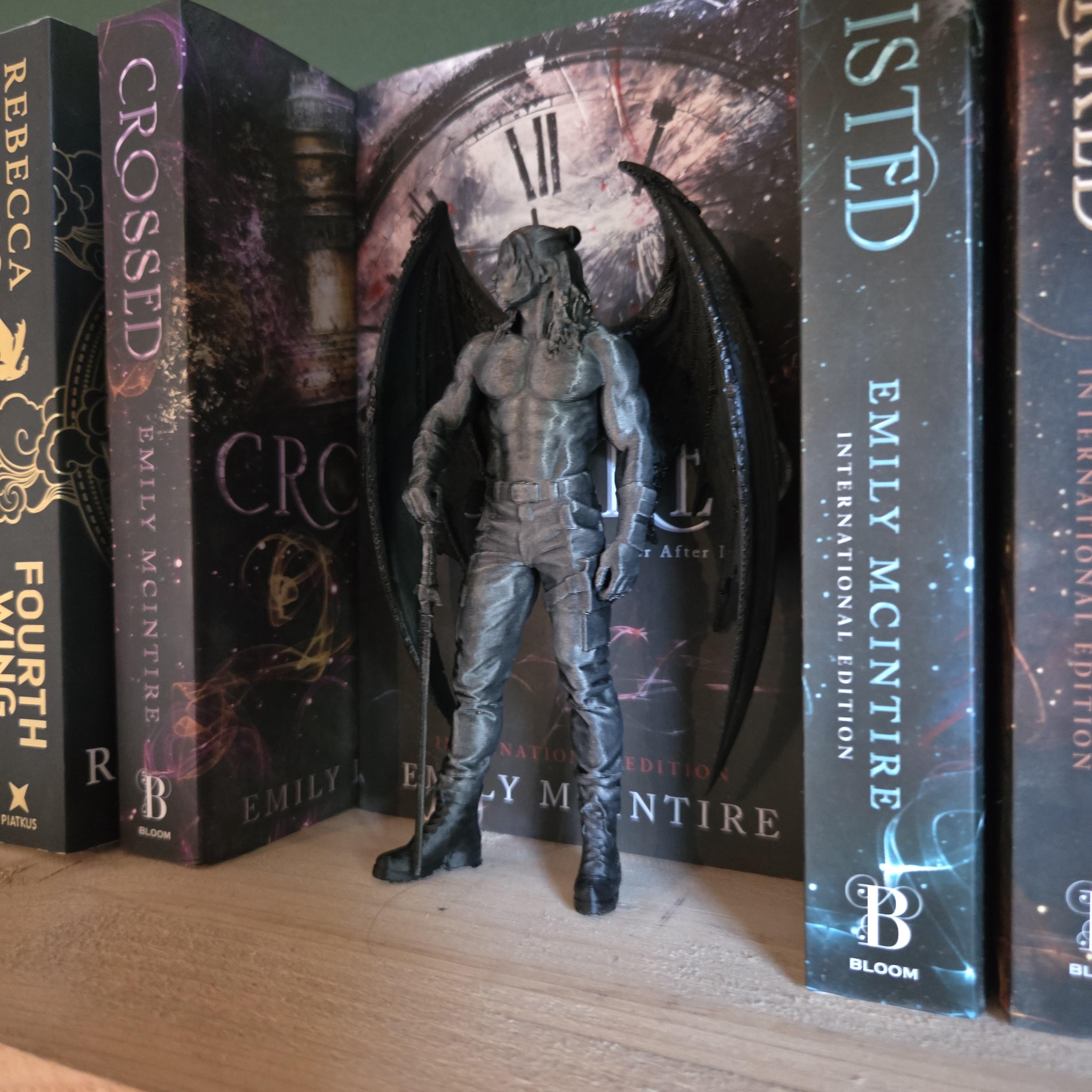 Dark Winged Warrior Shelf Decor, Gothic Romantasy Book Nook Figure, Vampire Fae Bookshelf Statue, Crowns of Nyaxia Inspired Bookish Gift