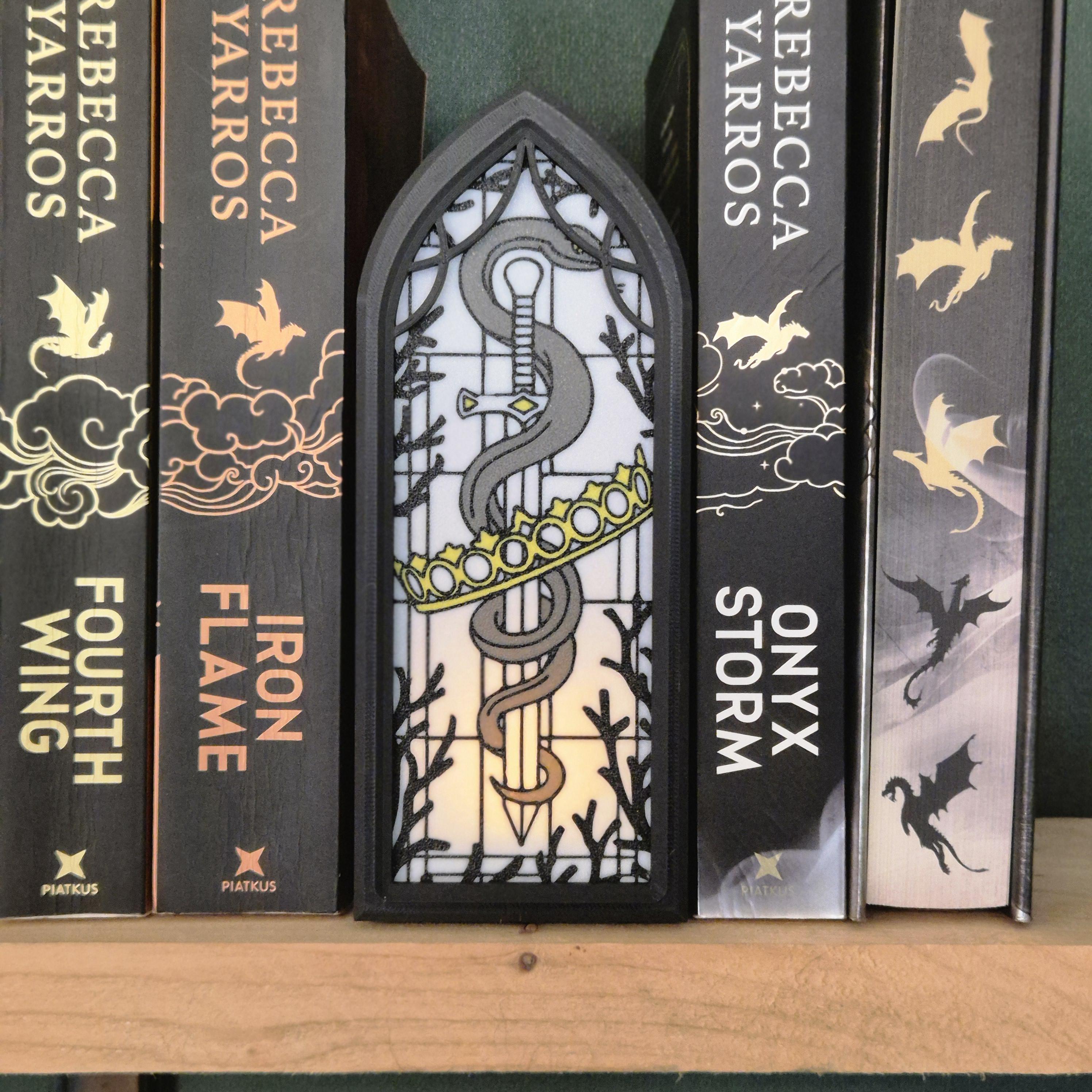 Book Nook The Serpent & Crown – Illuminated Stained Glass with Hidden Storage Forth Wing, onyxstorm