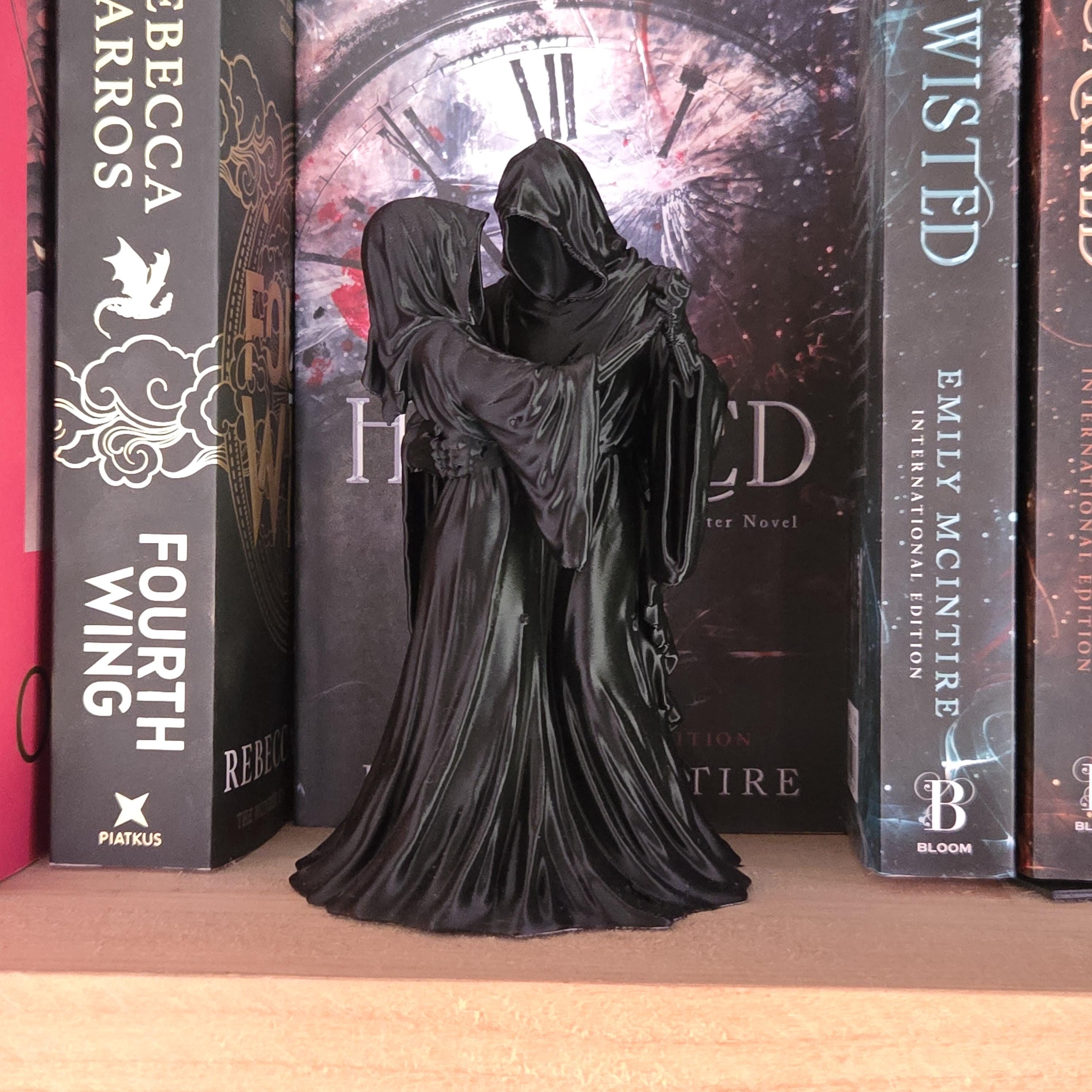 Gothic Death Dance Figurine – Hooded Lovers Statue – Dark Romance Bookshelf Decor – Grim Reaper Couple – Gothic Wedding Gift