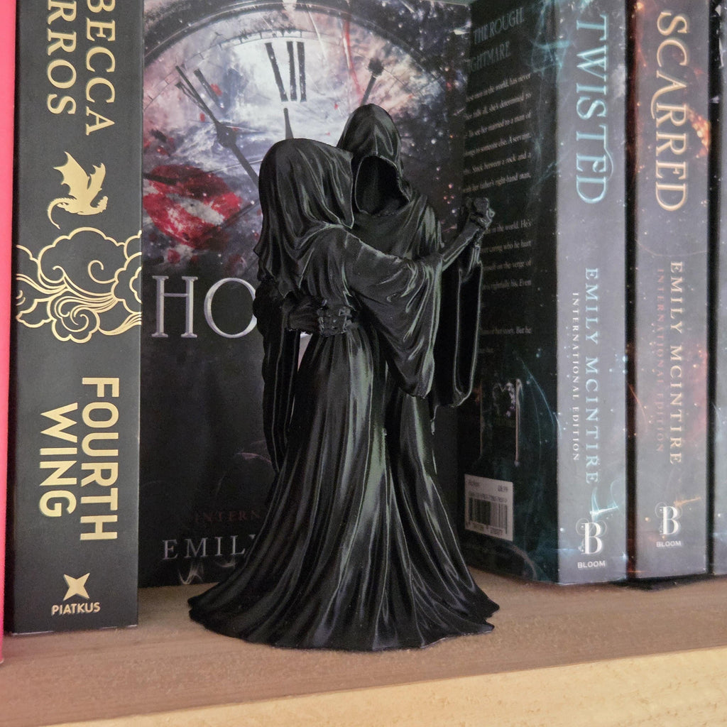 Gothic Death Dance Figurine – Hooded Lovers Statue – Dark Romance Bookshelf Decor – Grim Reaper Couple – Gothic Wedding Gift