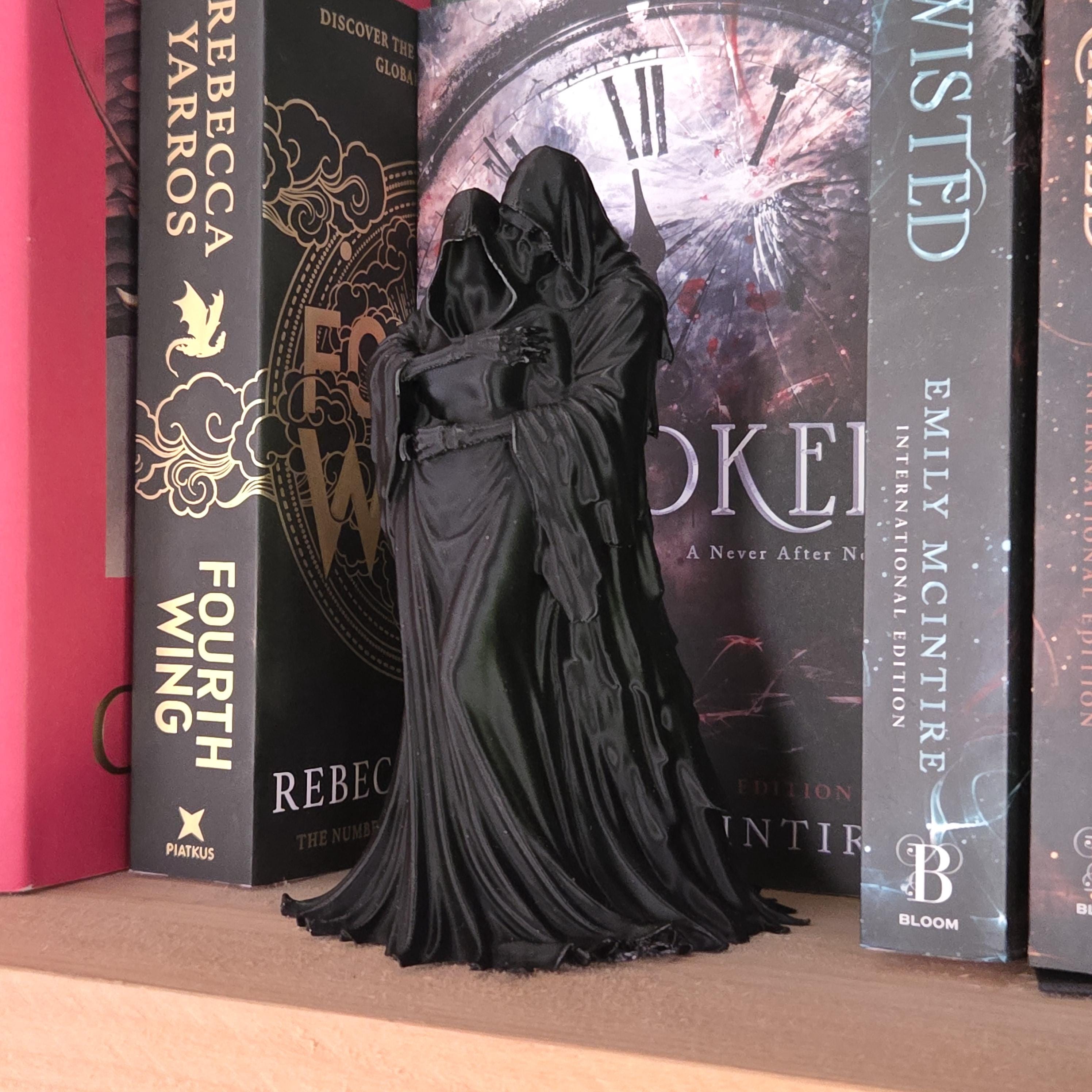 Gothic Death hug Figurine – Hooded Lovers Statue – Dark Romance Bookshelf Decor – Grim Reaper Couple – Gothic Wedding Gift