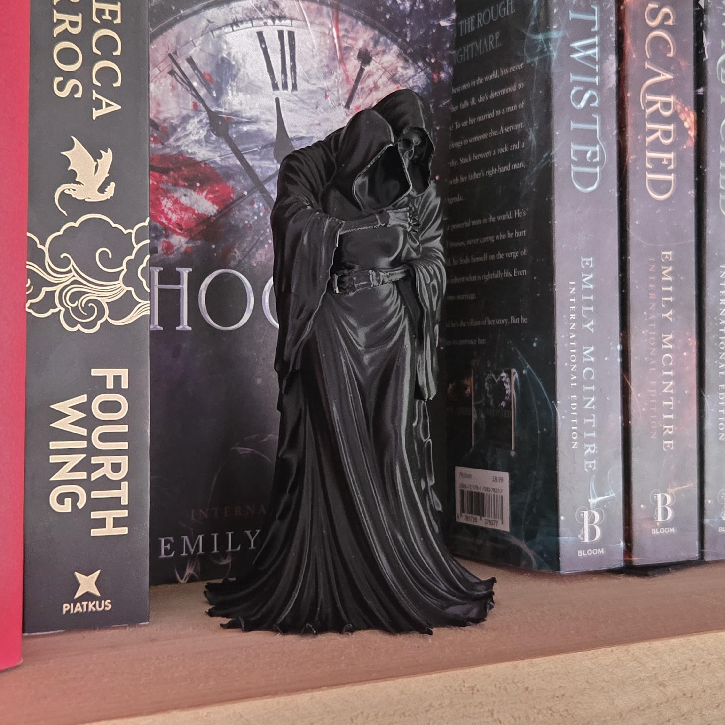 Gothic Death hug Figurine – Hooded Lovers Statue – Dark Romance Bookshelf Decor – Grim Reaper Couple – Gothic Wedding Gift