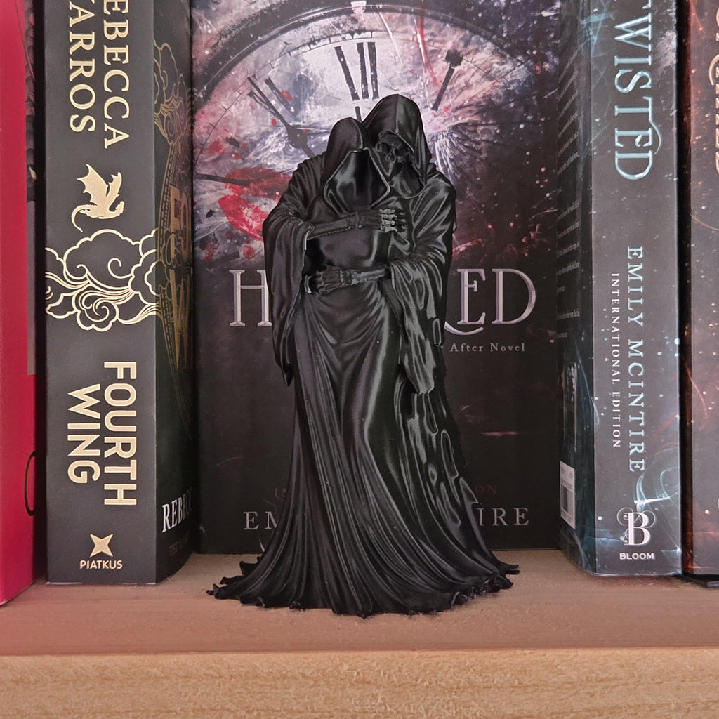 Gothic Death hug Figurine – Hooded Lovers Statue – Dark Romance Bookshelf Decor – Grim Reaper Couple – Gothic Wedding Gift
