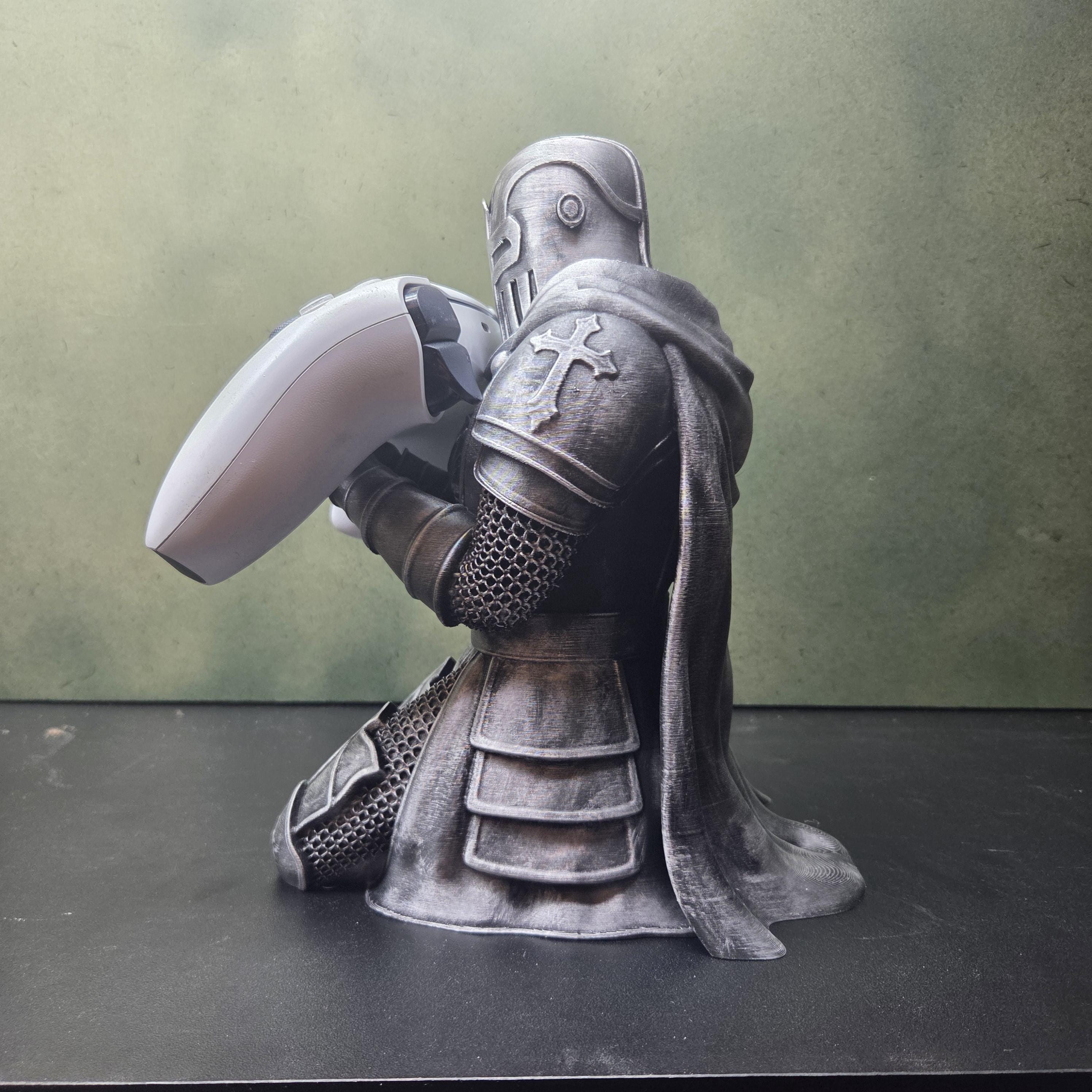 Knight Controller Holder – Medieval Gamepad Stand – Fantasy Gaming Decor – Gamer Gift – Controller Display Stand